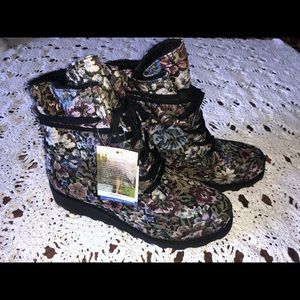 Brand New Bear Paw Tapestry Boots